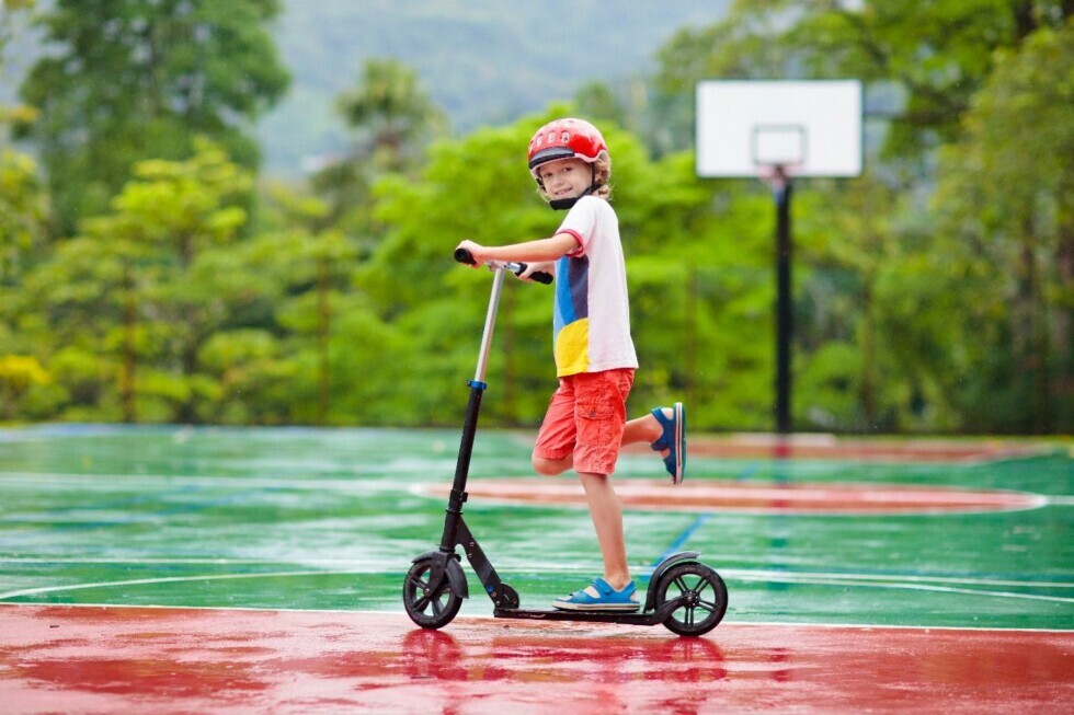 Dieťa na kolobežke na ihrisku