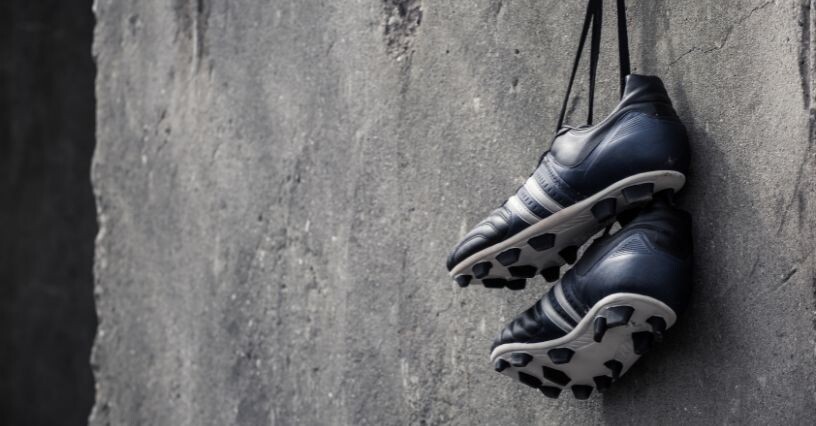 Kožené kopačky zavesené na stene