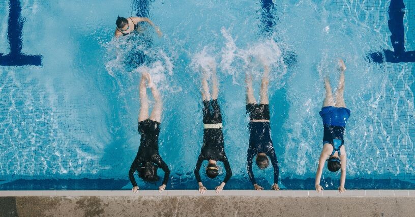 Ľudia trénujú plávanie v bazéne