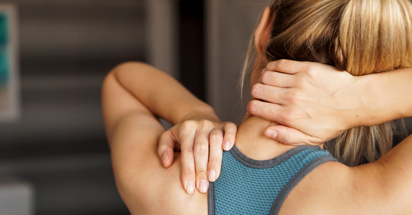 Osoba si drží krk a ramená po športovej aktivite
