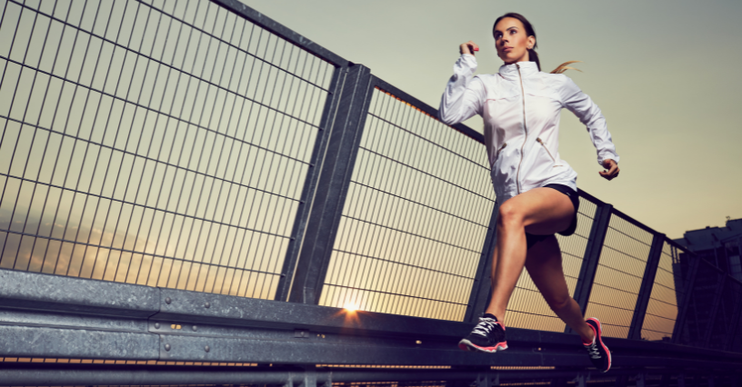 Bežkyňa v športovej obuvi na ceste