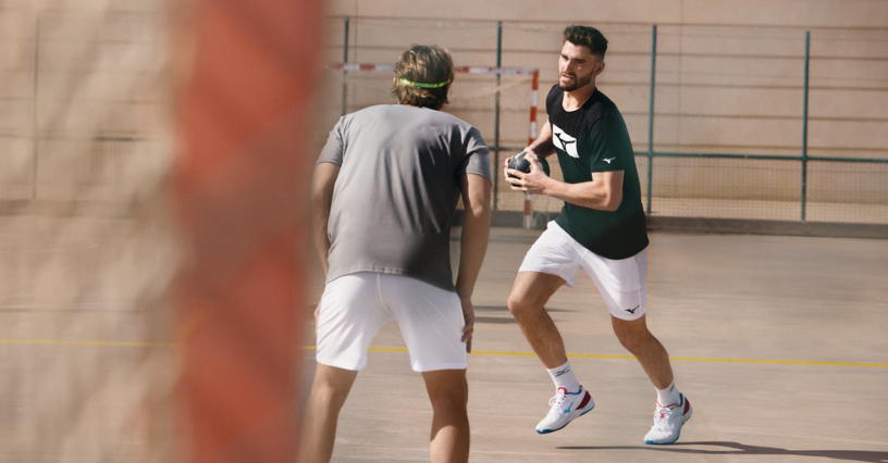 Hráči hádzanej trénujú na ihrisku