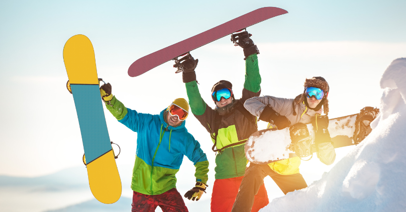 Traja lyžiari držia snowboardy na zasneženej hore