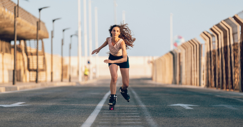 Osoba používa korčule na promenáde