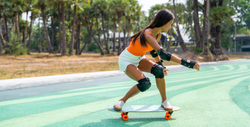 Osoba na skateboarde s dôrazom na ochranné vybavenie