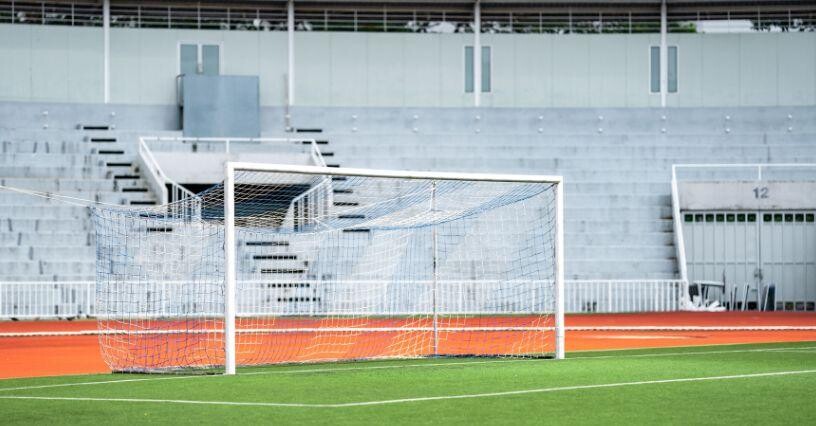 Futbalová bránka na prázdnom štadióne