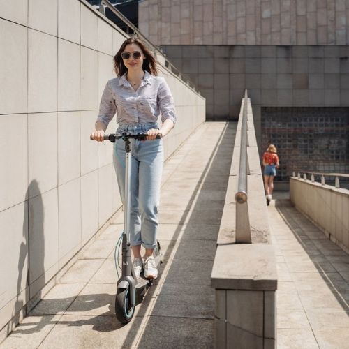 Motus Scooty 10 2022 elektrický skúter čierny