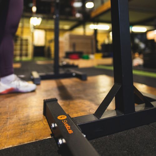 Sveltus nezávislý stojan na drepy x2 čierny