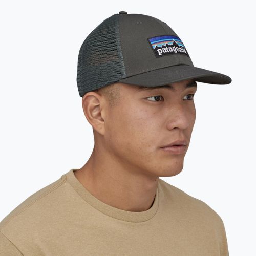 Patagonia P-6 Logo LoPro Trucker baseballová čiapka forge grey