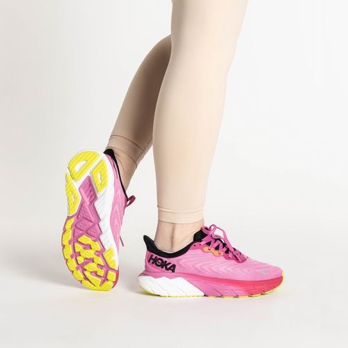 Dámska bežecká obuv HOKA Arahi 6 strawberry/black