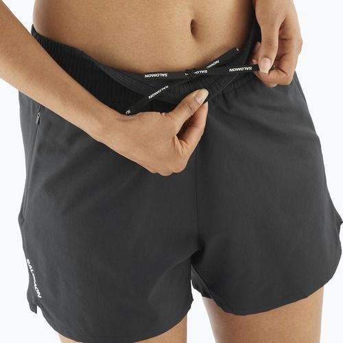 Dámske bežecké šortky Salomon SHAKEout Core 4" deep black