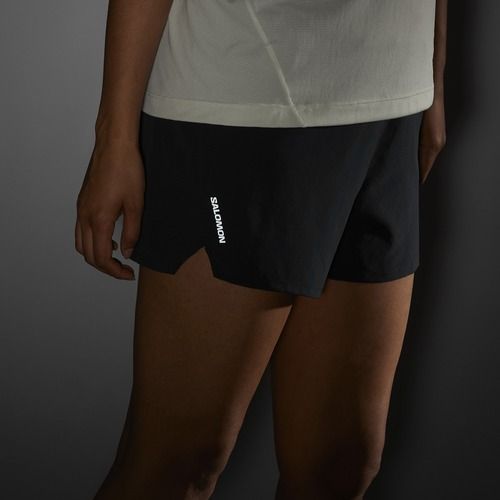 Dámske bežecké šortky Salomon SHAKEout Core 4" deep black