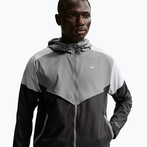 Pánska bežecká bunda Nike Impossibly Light Windrunner smoke grey/wolf grey/black