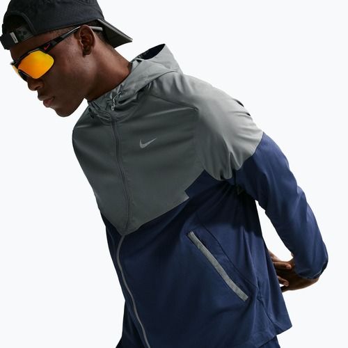 Pánska bežecká bunda Nike Impossibly Light Windrunner smoke grey/smoke grey/midnight navy