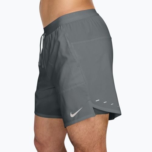 Pánske bežecké šortky Nike Stride Dri-Fit 2in1 7" smoke grey