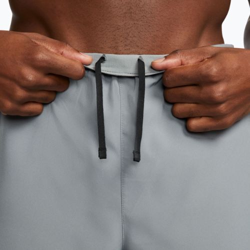 Pánske šortky Nike Dri-Fit Challenger 7" 2in1 smoke grey/dark smoke grey