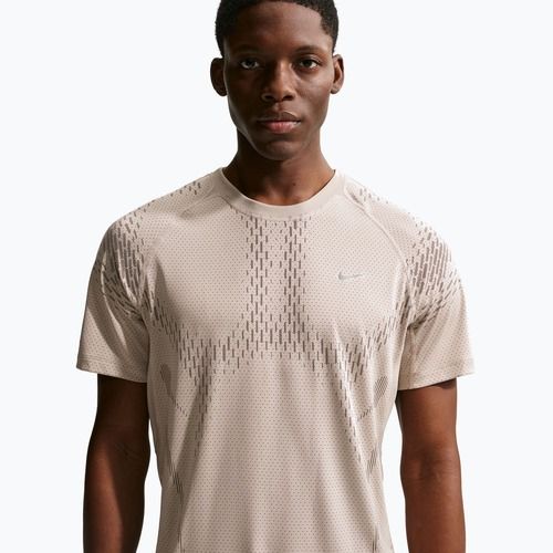 Pánske bežecké tričko Nike Stride Dri-Fit ADV cream light/mink brown