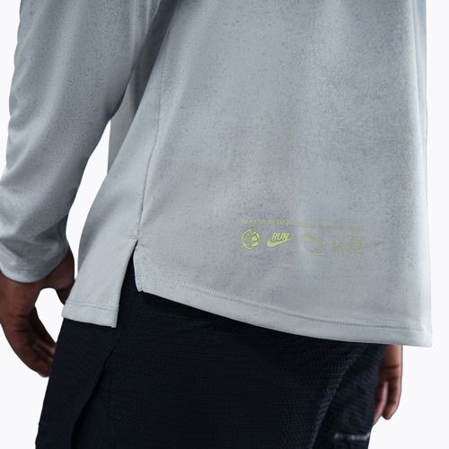 Pánske bežecké tričko s dlhým rukávom Nike Stride Dri-Fit ADV light smoke grey