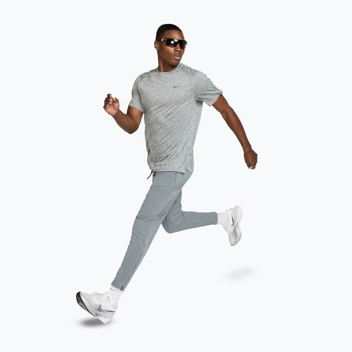 Pánske bežecké nohavice Nike Stride Dri-Fit Woven smoke grey