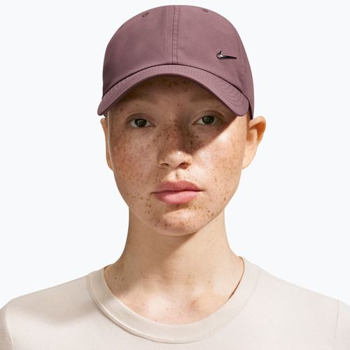 Šiltovka Nike Dri-Fit Club Unstructured Metal Swoosh tattoo/metallic silver