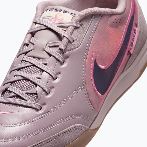 Pánske kopačky Nike Tiempo Streetgato PRM IC light violet ore/gum dark brown/peony