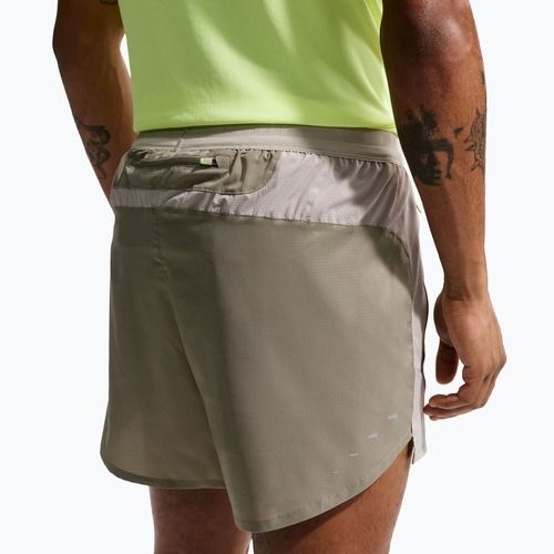 Pánske bežecké šortky Nike Stride Dri-Fit Brief-Lined 5" light army/spruce fog