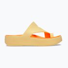 Dámske žabky Crocs Getaway Platform Toe Loop golden hour