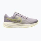 Dámske bežecké topánky Nike Run Defy silver lilac/sail/cream ii/fennel