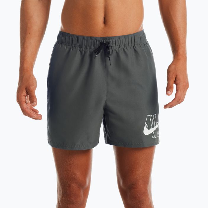Pánske plavecké šortky Nike Logo Solid 5" Volley sivé NESSA566-018