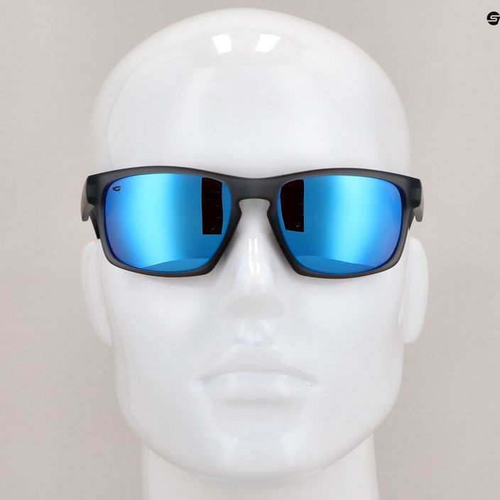 GOG Logan fashion matné krištáľovo sivé / polychromatické bielo-modré slnečné okuliare E713-2P 9