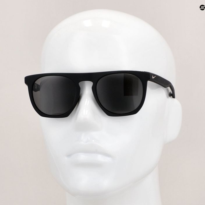 Slnečné okuliare Nike Flatspot P matná čierna/strieborná sivá s polarizačnými šošovkami 8