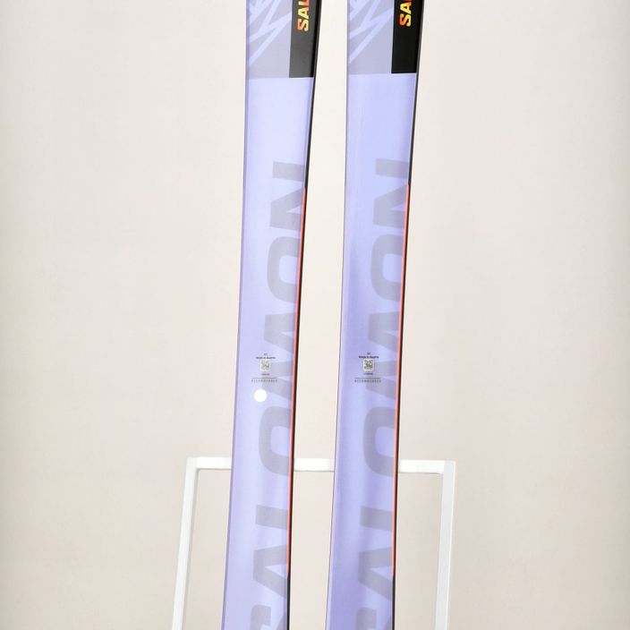Salomon QST 106 + Skins sweet lavender/flame orange zjazdové lyže 11