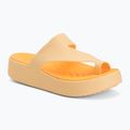 Dámske žabky Crocs Getaway Platform Toe Loop golden hour