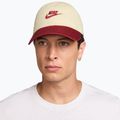 Šiltovka Nike Club Unstructured Futura Wash light khaki/team crimson/team crimson