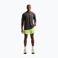 Pánske bežecké šortky Nike Stride Dri-Fit 2in1 7" volt ice 2