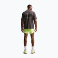 Pánske bežecké šortky Nike Stride Dri-Fit 2in1 7" volt ice 3