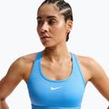 Fitness podprsenka Nike Swoosh Medium Support university blue/white 4