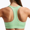 Fitness podprsenka Nike Swoosh cucumber calm/white 4