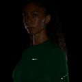 Dámske bežecké tričko longsleeve Nike Swift Dri-FIT UV illusion green 4