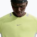 Pánske bežecké tričko longsleeve Nike Stride light lemon twist/grey fog 5
