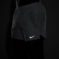 Pánske bežecké šortky Nike Stride grey fog 5