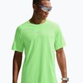 Pánske bežecké tričko Nike Stride volt/light silver 4