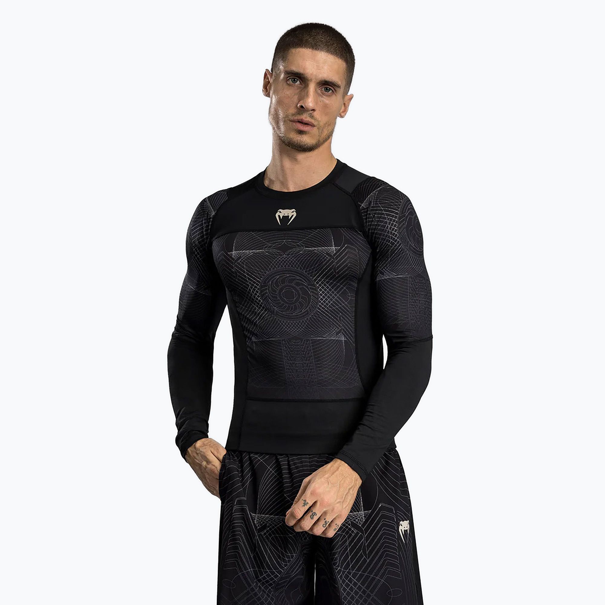 Venum G-Fit Air Pánsky chránič na chrbát s dlhým rukávom deep black/desert sand (G-Fit Air Men'S Long Sleeve Rashguard VENUM-05008-617)