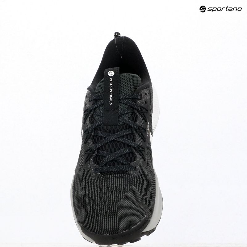 Dámske bežecké topánky Nike Pegasus Trail 5 black / white / anthracite / wolf grey 15