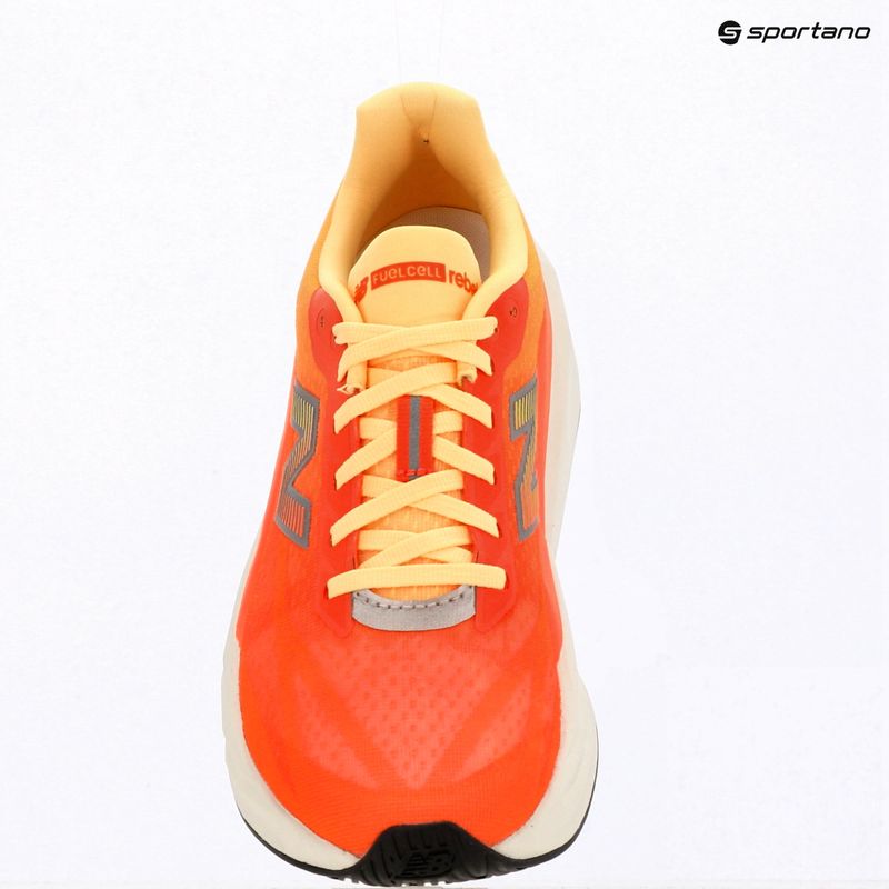 Dámske bežecké topánky New Balance FuelCell Rebel V5 tangerine heat/silver metallic 9