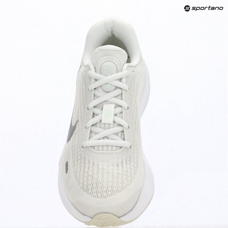 Dámske bežecké topánky Nike Journey Run summit white/metallic silver 15