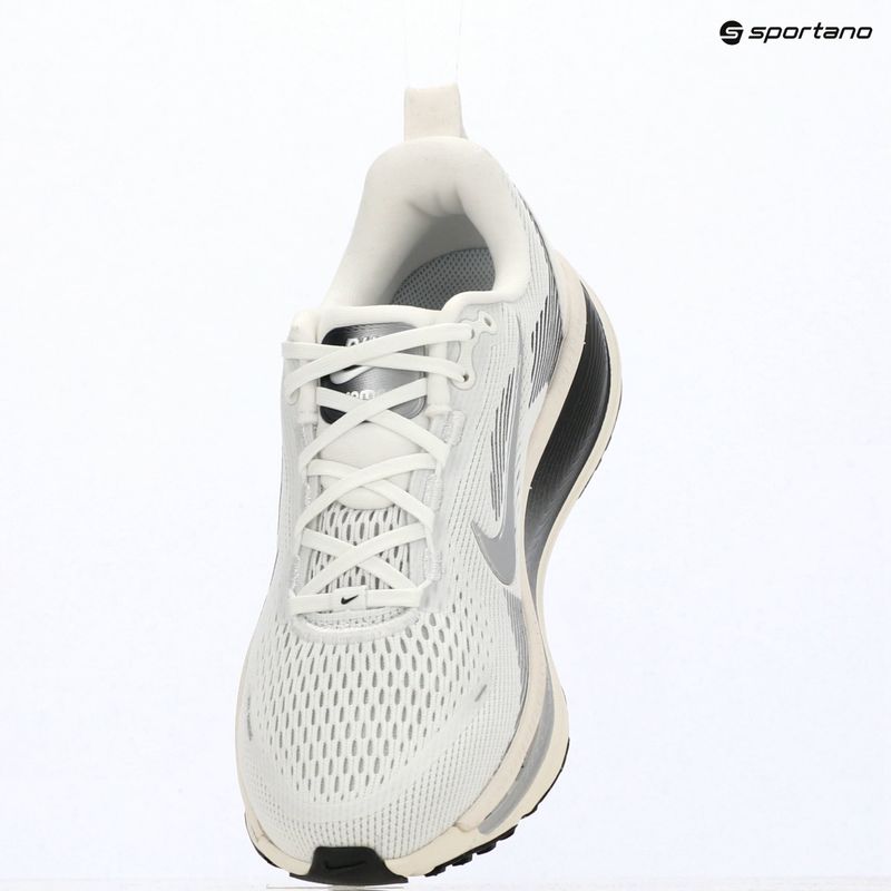 Dámske bežecké topánky Nike Vomero 18 summit white/sail/metallic silver 16