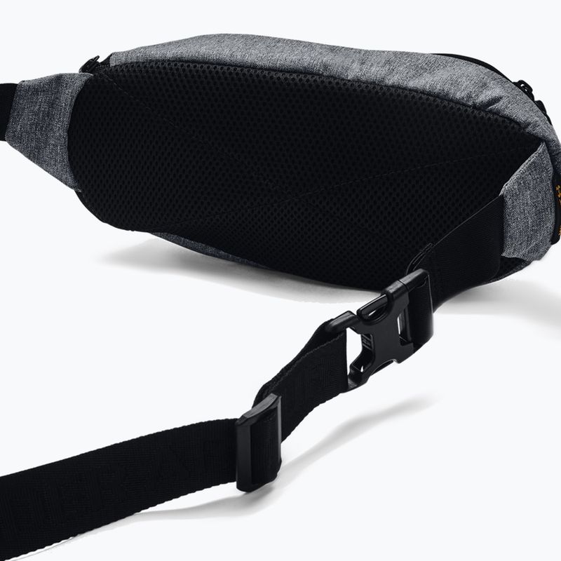 Under Armour Flex sivo-čierne ľadvinové vrecko 1364190-012 8