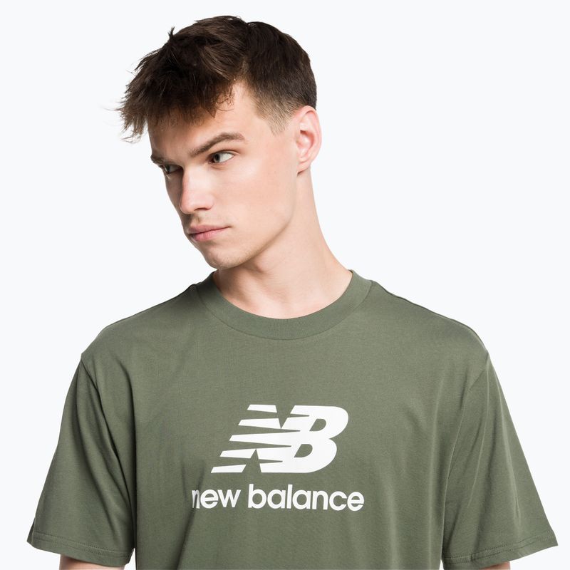 New Balance Essentials Stacked Logo Co pánske tréningové tričko zelené NBMT31541DON 4