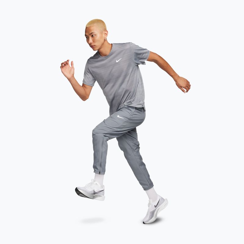 Pánske nohavice Nike Dri-Fit Challenger Woven smoke grey/black 2